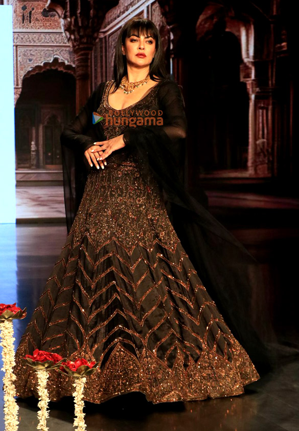 photos sushmita sen neil nitin mukesh and others turn showstoppers at bombay times fashion week 2025 2