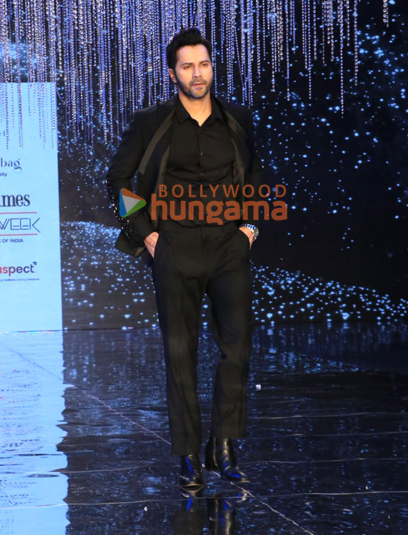 photos varun dhawan and janhvi kapoor turn showstoppers at bombay times fashion week 2025 5
