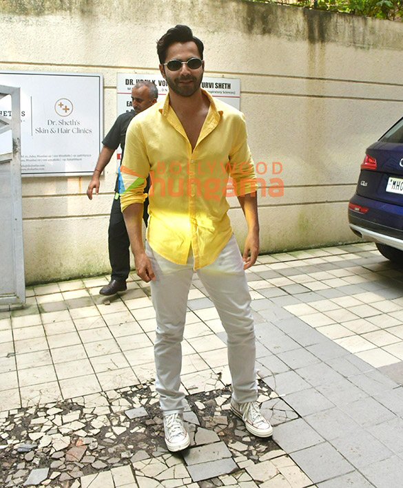 photos varun dhawan snapped with his family during dhanteras puja at david dhawans office in juhu 3