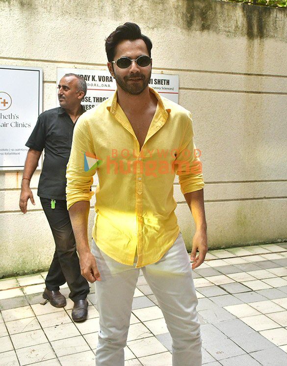 photos varun dhawan snapped with his family during dhanteras puja at david dhawans office in juhu 6