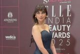 Aditi Rao Hydari never fails to aww us with her presence