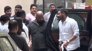 Ajay Devgn spotted to pay his  respect to Dharmendra Ji’s last rites