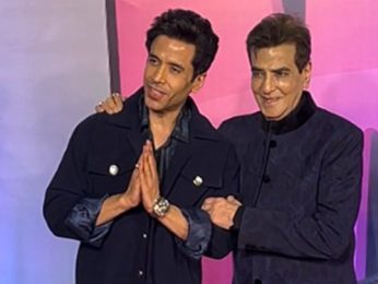 Father son pose for media! Jitendra & Tusshar Kapoor