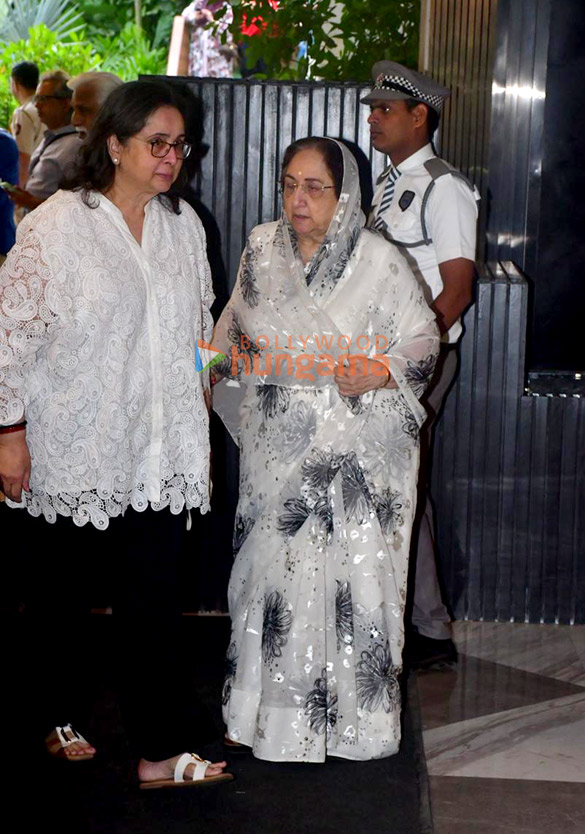 hrithik roshan saba azad jeetendra jackie shroff zayed khan sanjay khan and others attend late zarine katrak khans prayer meet 7144 6