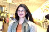 Jacqueline Fernandez spotted at the airport, dazzling with her signature smile