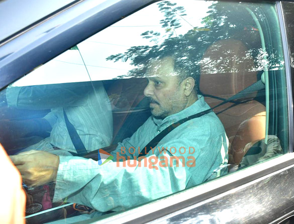 photos aamir khan amitabh bachchan abhishek bachchan and others snapped attending late dharmendras last rites 4