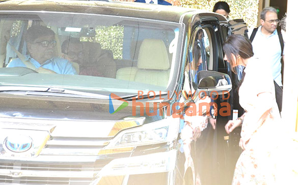 photos aamir khan and gauri spratt snapped at kalina airport 2