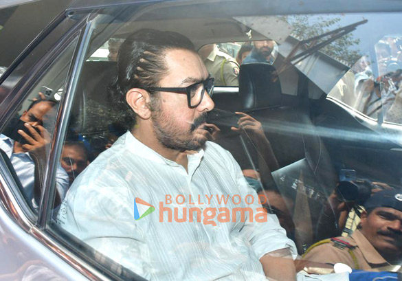 photos aamir khan snapped attending late dharmendras last rites 4