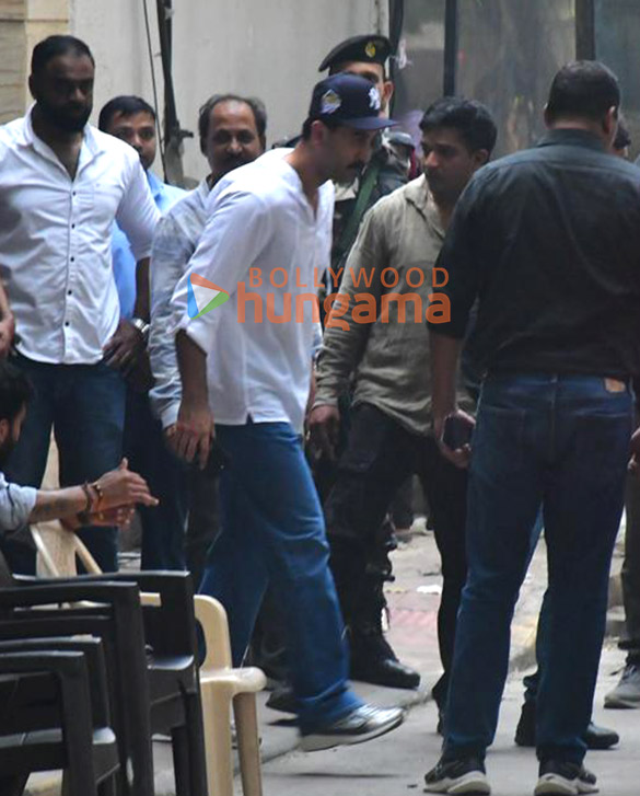 photos ajay devgn ranbir kapoor saif ali khan alia bhatt karisma kapoor and others snapped at sunny deols house in juhu 6099 4