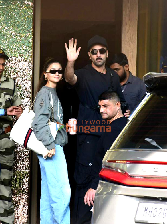 photos alia bhatt and ranbir kapoor snapped at kalina airport 1