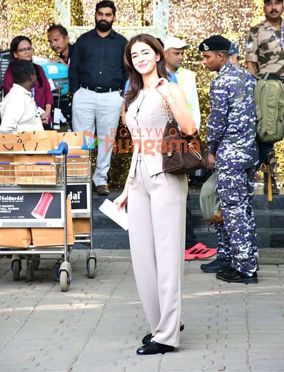 Photos: Ananya Panday, Aamir Khan, Gauri Spratt and Shilpa Shetty snapped at Kalina airport Photos: Ananya Panday, Aamir Khan, Gauri Spratt and Shilpa Shetty snapped at Kalina airport