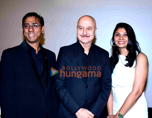 photos anupam kher hiten tejwani shikha malhotra and others grace the special screening of mano ya na mano 10
