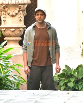 Photos: Hrithik Roshan, Kareena Kapoor Khan, Karisma Kapoor and others snapped at Sanjay Khan’s house in Juhu