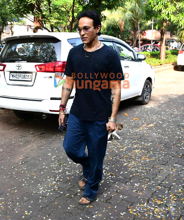 photos hrithik roshan saba azad and others attend zarine khans condolence 4 2