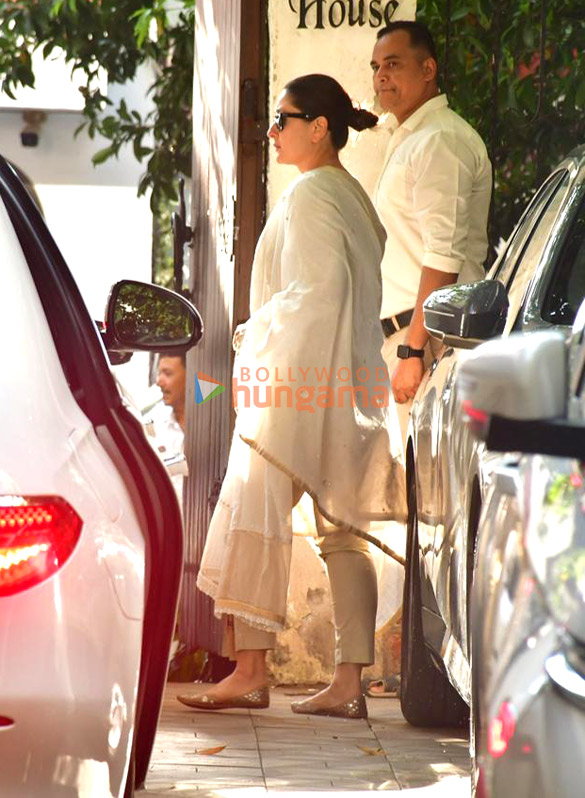 photos kareena kapoor khan karisma kapoor and neetu kapoor snapped at sanjay khans house in juhu 6