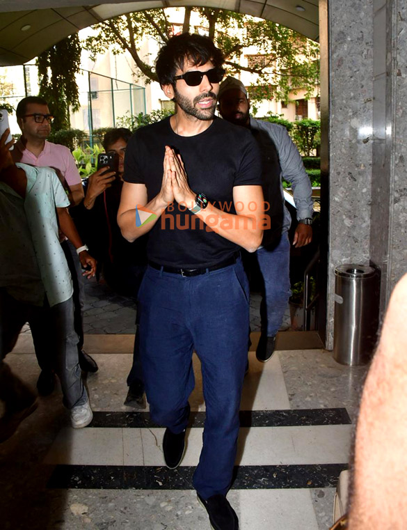 photos kartik aaryan snapped in andheri 1 20