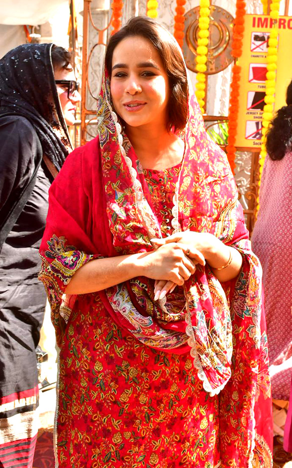 photos nimrat kaur aahana kumra hansika motwani and sunanda sharma visit gurudwara on the occasion of guru nanak jayanti 1