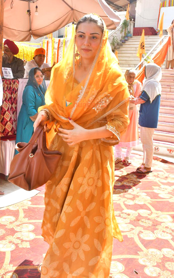 photos nimrat kaur aahana kumra hansika motwani and sunanda sharma visit gurudwara on the occasion of guru nanak jayanti 5