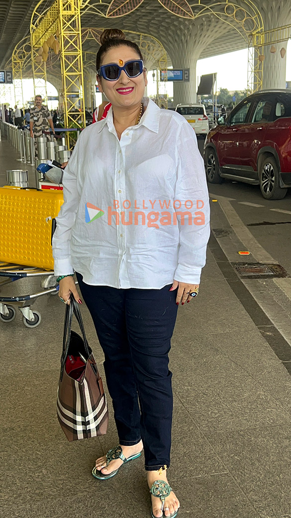photos pragya jaiswal kubbra sait nysa devgan and sunita ahuja snapped at the airport 4