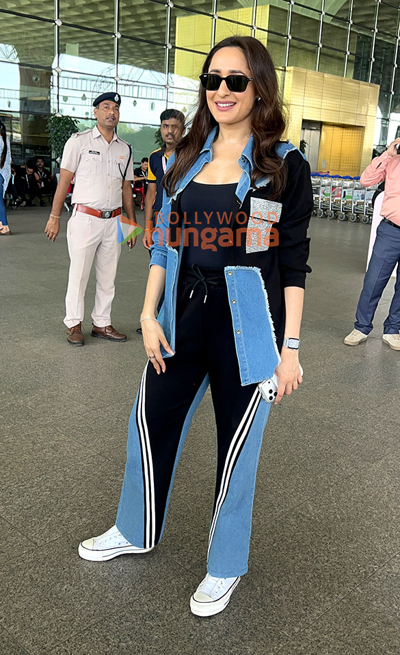 photos pragya jaiswal kubbra sait nysa devgan and sunita ahuja snapped at the airport 5