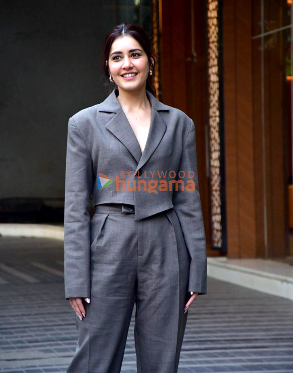 photos raashi khanna snapped in andheri 2