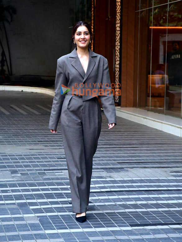 photos raashi khanna snapped in andheri 3