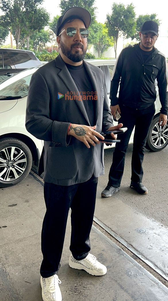 photos raveena tandon and mika singh snapped at the airport 2
