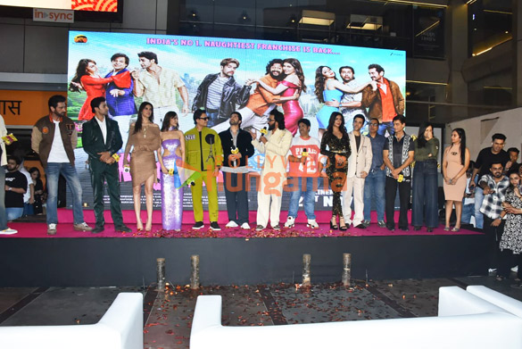 photos riteish deshmukh vivek oberoi aftab shivdasani and others grace pakad pakad song launch from film mastiii 4 4