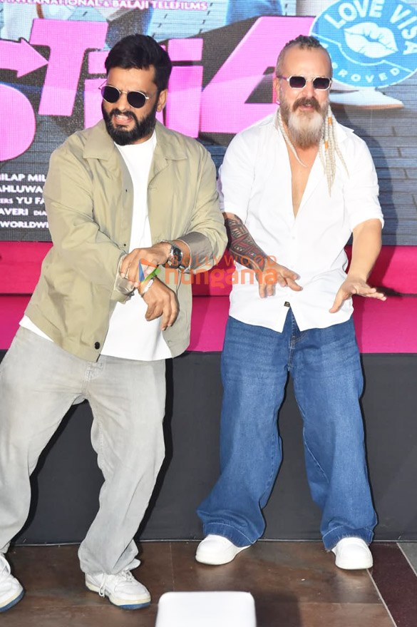 photos riteish deshmukh vivek oberoi aftab shivdasani and others grace pakad pakad song launch from film mastiii 4 7