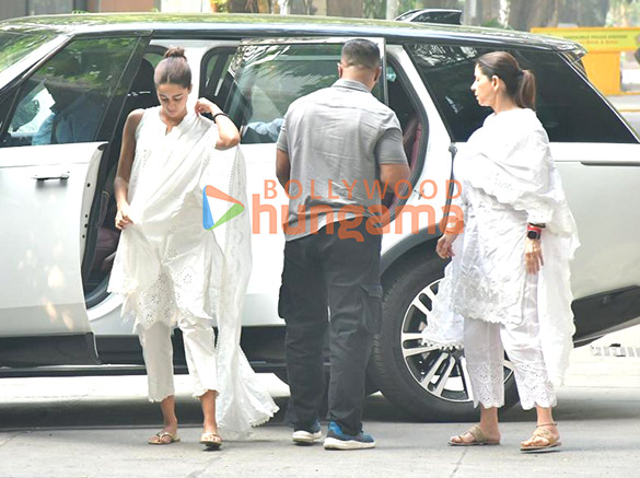 photos saif ali khan karisma kapoor and others snapped at sunny deols house in juhu 7