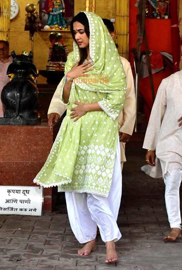 photos sonal chauhan snapped at a temple in andheri seeking blessings 351 2