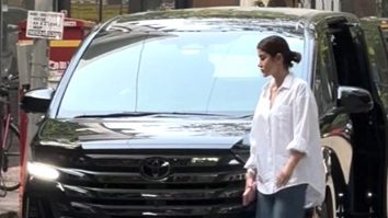 Shanaya Kapoor with mom Maheep Kapoor visits for Dharmendra Ji’s last rites