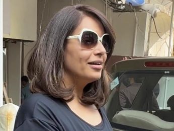 Bipasha Basu gives toffees to the paps! So sweet Bipasha Basu gives toffees to the paps! So sweet