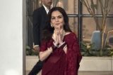 Nita Ambani greet the paps