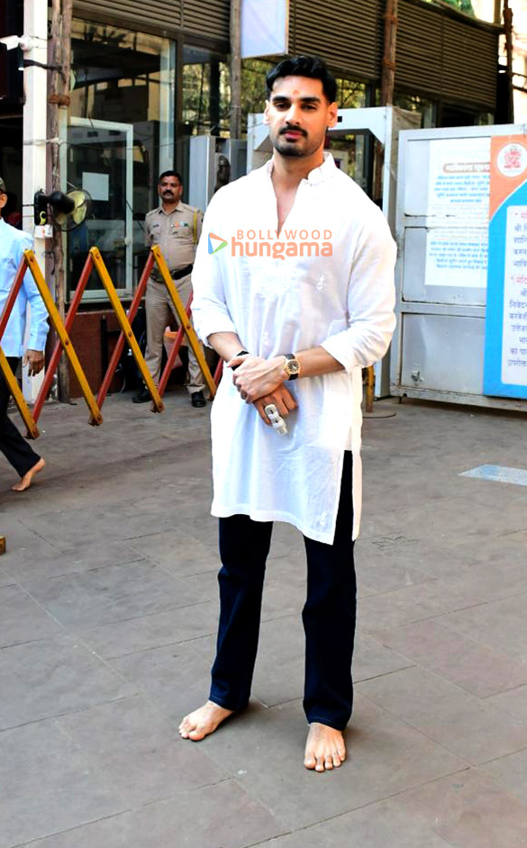 photos ahan shetty bhushan kumar and others seeks blessings at siddhivinayak temple before the release of border 2 4