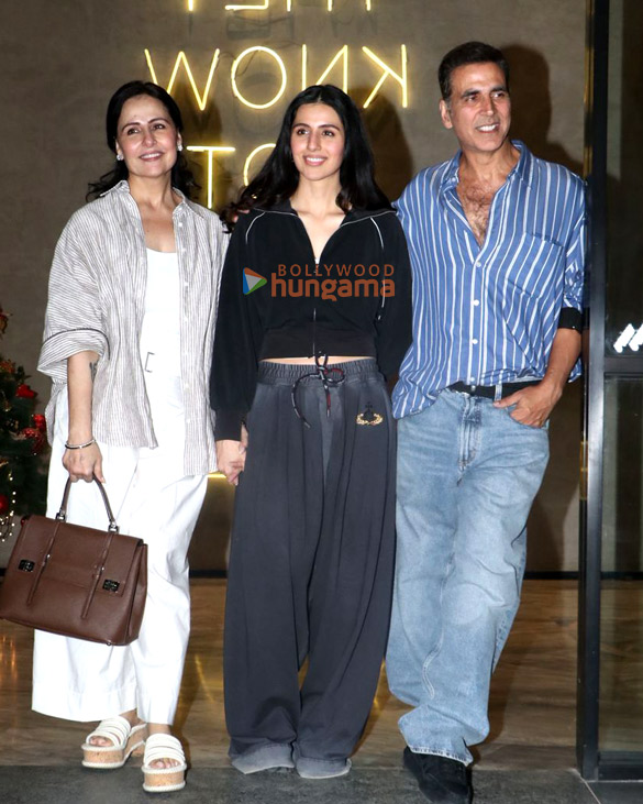 photos akshay kumar simar bhatia and alka bhatia grace the special screening of ikkis 2
