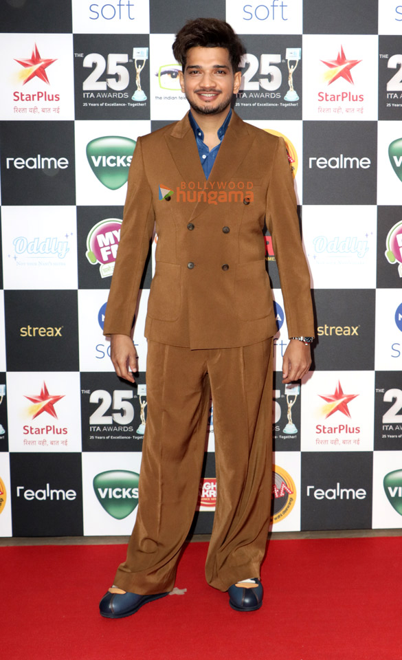photos alia bhatt daisy shah manoj bajpayee and others grace the red carpet of the 25th ita awards 8 2
