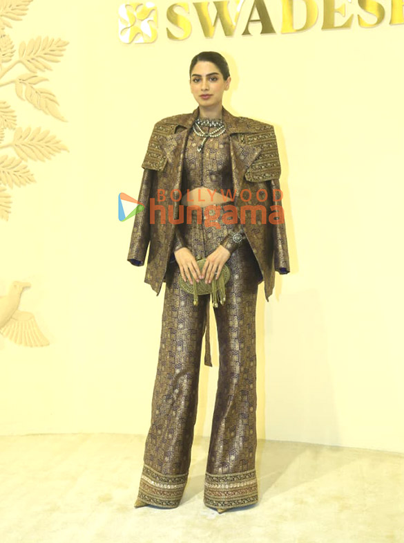 photos ananya panday janhvi kapoor gauri khan jackie shroff and others snapped at swadesh event 4