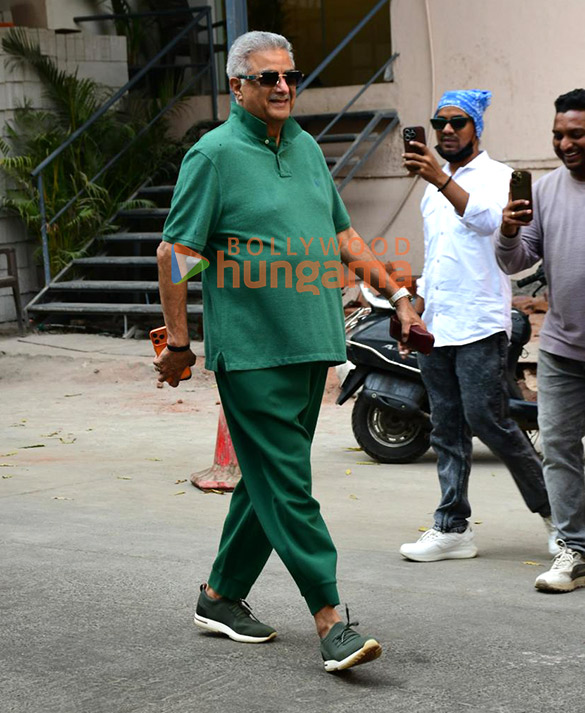 photos boney kapoor snapped walking on the street in khar 4