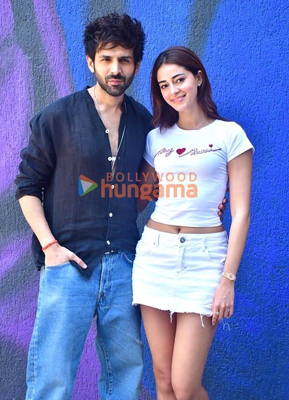 Photos: Kartik Aaryan and Ananya Panday snapped in Juhu Photos: Kartik Aaryan and Ananya Panday snapped in Juhu