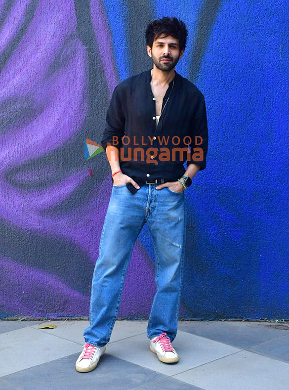 photos kartik aaryan and ananya panday snapped in juhu 4