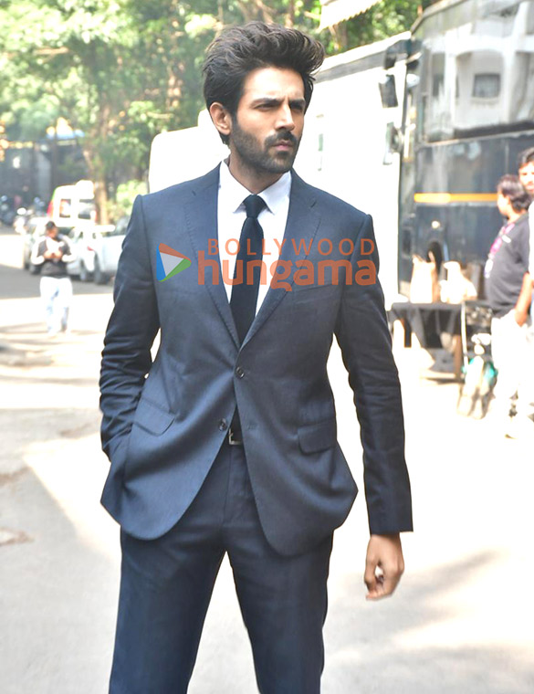 photos kartik aaryan and ananya panday snapped on the sets of kaun banega crorepati 3