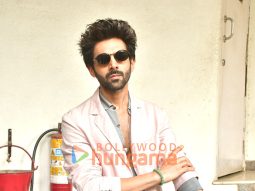 Photos: Kartik Aaryan snapped promoting Tu Meri Main Tera Main Tera Tu Meri