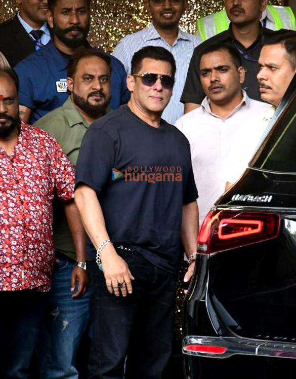 Photos: Salman Khan, Riteish Deshmukh, Genelia Deshmukh and Alizeh Agnihotri snapped at Kalina airport Photos: Salman Khan, Riteish Deshmukh, Genelia Deshmukh and Alizeh Agnihotri snapped at Kalina airport