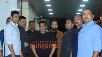 Photos: Salman Khan, Sohail Khan, Salim Khan and others snapped at Arbaaz Khan and Sshura Khan’s marriage anniversary