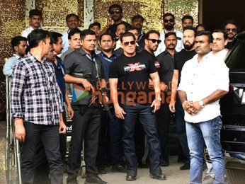 Photos: Salman Khan and Shilpa Shetty snapped at Kalina airport Photos: Salman Khan and Shilpa Shetty snapped at Kalina airport