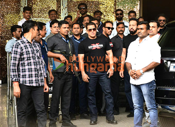 Photos: Salman Khan and Shilpa Shetty snapped at Kalina airport Photos: Salman Khan and Shilpa Shetty snapped at Kalina airport