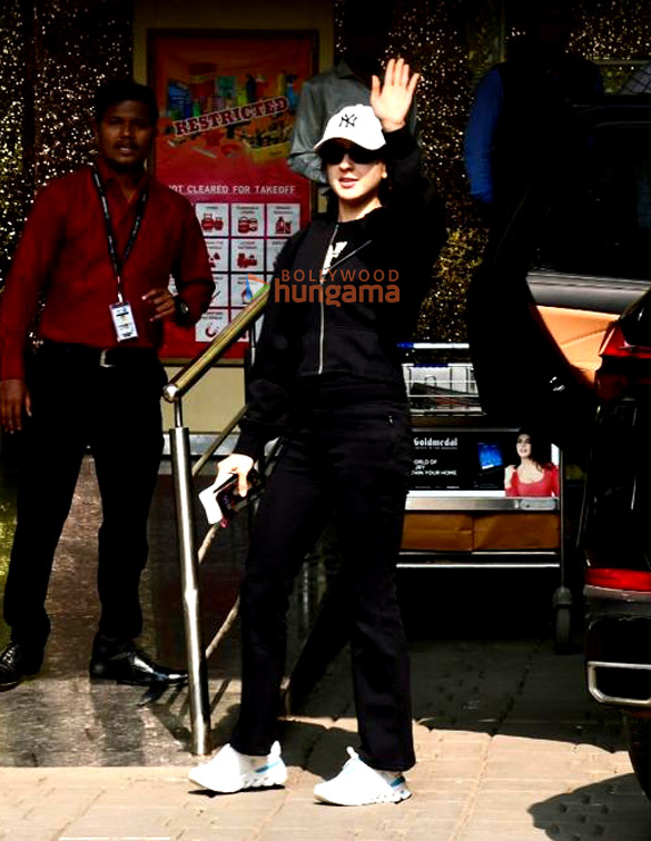 photos sara ali khan snapped at kalina airport 2