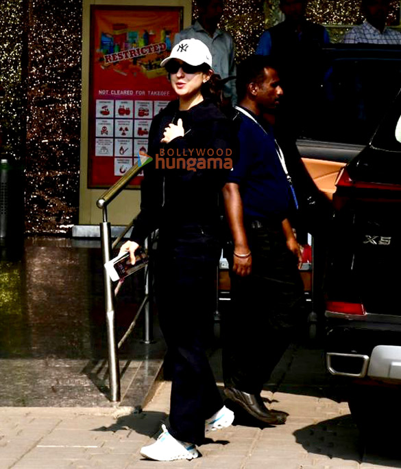photos sara ali khan snapped at kalina airport 4