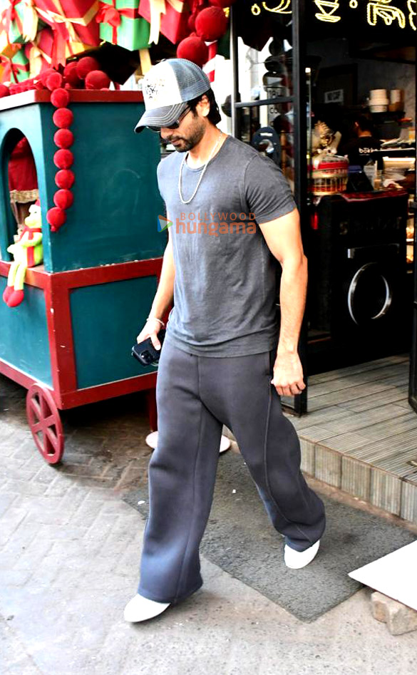 photos shahid kapoor snapped outside a cafe in bandra 4 3